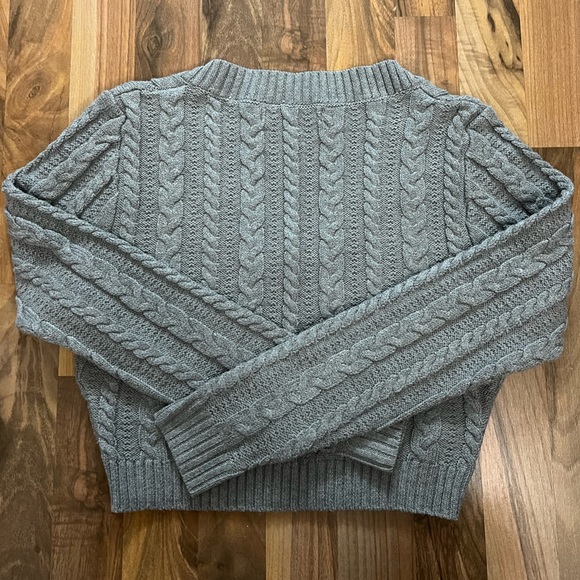 Juniors cropped Grey Sweater - Picture 2 of 4